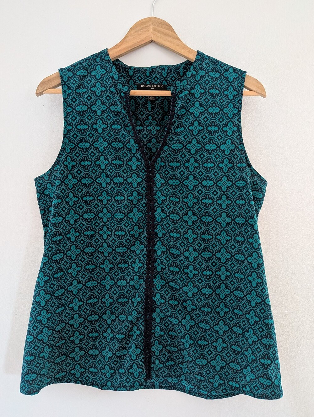 Banana Republic Teal and Navy Sleeveless Printed V-Neck Top